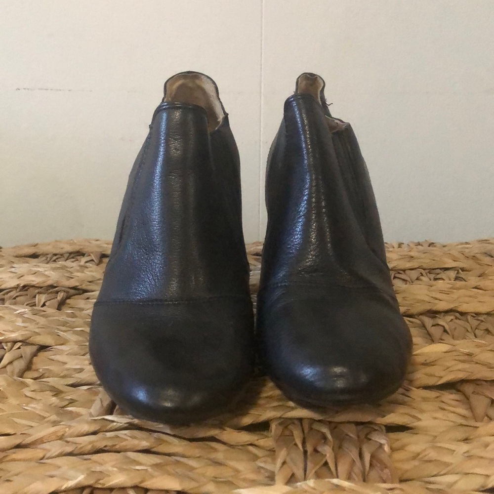 Audrey Brooke Blck Leather Booties